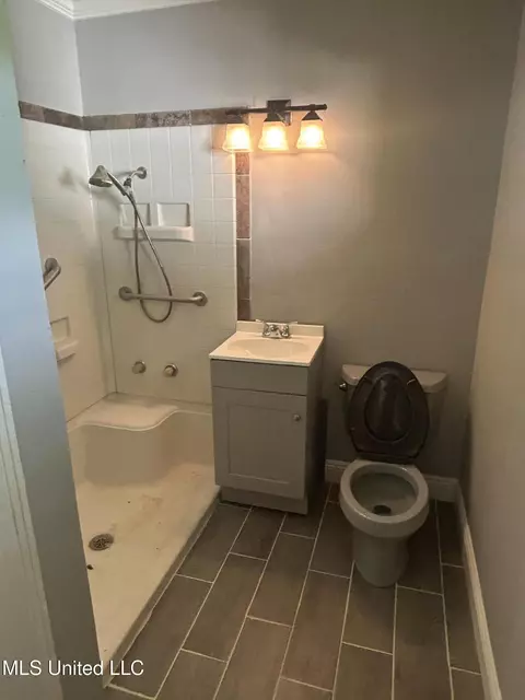 Bath - 600 Jackson Ave, Mccomb, MS 39648 photo 3 of 6