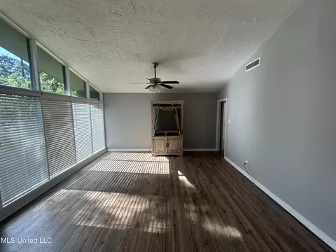 Living - 600 Jackson Ave, Mccomb, MS 39648 photo 2 of 3