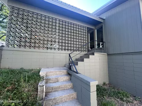 Exterior - 600 Jackson Ave, Mccomb, MS 39648 photo 4 of 8