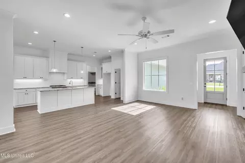 Living - 202 Crestwood Pl, Madison, MS 39110 photo 2 of 3