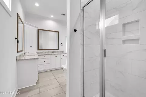 Bath - 202 Crestwood Pl, Madison, MS 39110 photo 3 of 4
