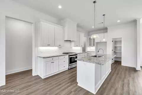 Kitchen - 202 Crestwood Pl, Madison, MS 39110 photo 2 of 2