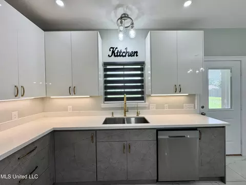 Kitchen - 127 Lloyd Eubanks Rd, Lucedale, MS 39452 photo 9 of 9