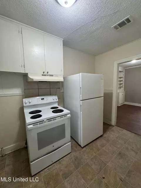 Kitchen - 515 Belvedere Rd, Jackson, MS 39206 photo 2 of 3