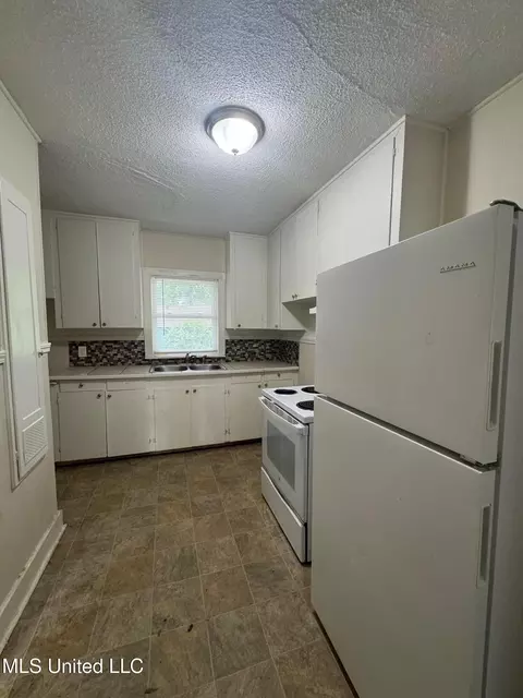 Kitchen - 515 Belvedere Rd, Jackson, MS 39206 photo 3 of 3
