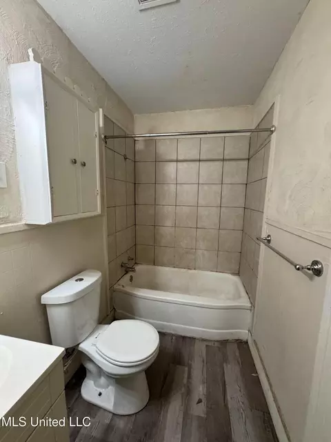 Bath - 515 Belvedere Rd, Jackson, MS 39206 photo 1 of 1