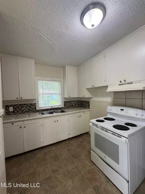 Kitchen - 515 Belvedere Rd, Jackson, MS 39206 photo 1 of 3