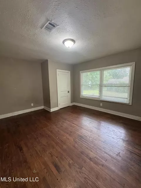 Living - 515 Belvedere Rd, Jackson, MS 39206 photo 6 of 6