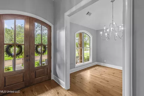 Entry Way - 2426 Nottingham Rd, Jackson, MS 39211 photo 2 of 3