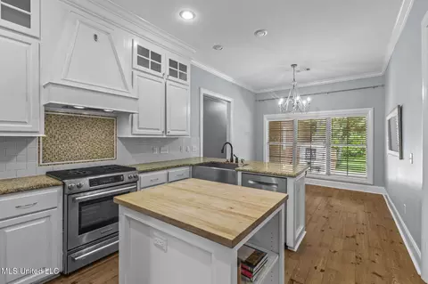 Kitchen - 2426 Nottingham Rd, Jackson, MS 39211 photo 2 of 4