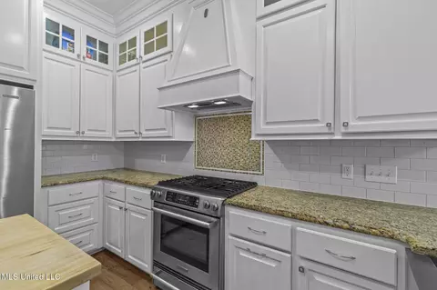 Kitchen - 2426 Nottingham Rd, Jackson, MS 39211 photo 3 of 4