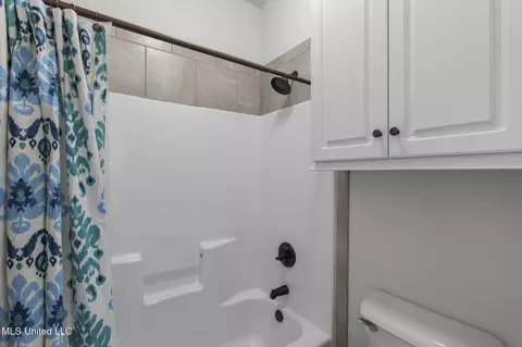 Bath - 813 Bryce St, Brandon, MS 39047 photo 2 of 4