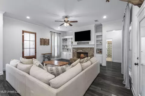 Living - 813 Bryce St, Brandon, MS 39047 photo 1 of 1
