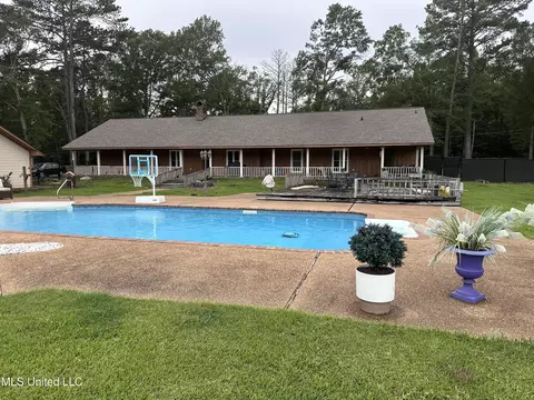 559 N Springlake Cir, Terry, MS 39170