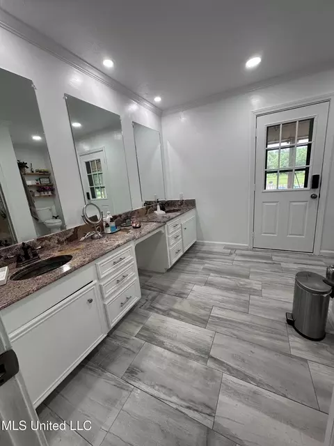 Bath - 559 N Springlake Cir, Terry, MS 39170 photo 1 of 2