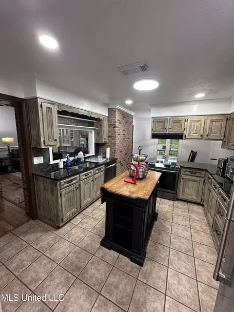 Kitchen - 559 N Springlake Cir, Terry, MS 39170 photo 1 of 2