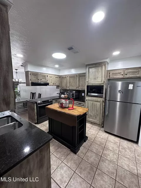 Kitchen - 559 N Springlake Cir, Terry, MS 39170 photo 2 of 2