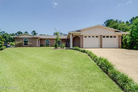 12 Bayou View Dr, Gulfport, MS 39507