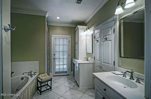 Bath - 5145 Canton Heights Dr, Jackson, MS 39211 photo 1 of 2