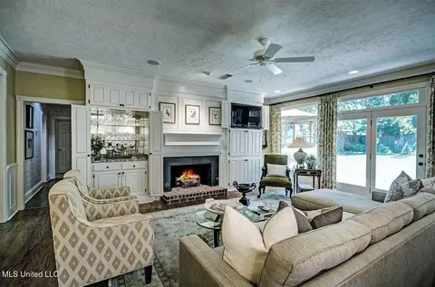 Living - 5145 Canton Heights Dr, Jackson, MS 39211 photo 3 of 3