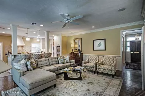 Living - 5145 Canton Heights Dr, Jackson, MS 39211 photo 2 of 3