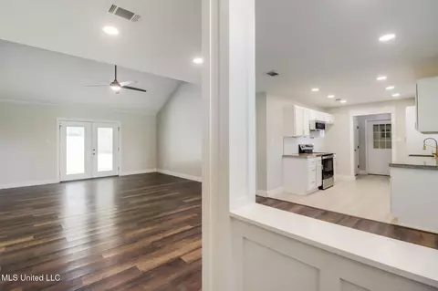 10375 Pin Oak Dr, Biloxi, MS 39532 photo 2