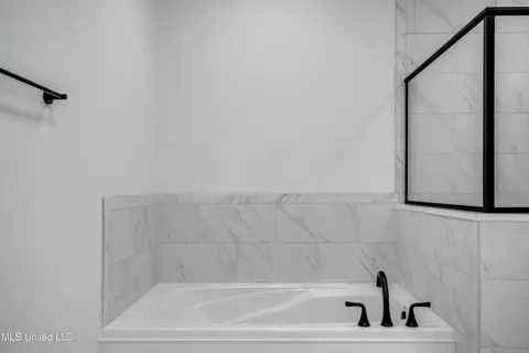 Bath - 1841 Freedom Ring Dr, Brandon, MS 39047 photo 4 of 7