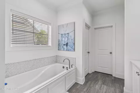 Bath - 130 Hampton Ln, Madison, MS 39110 photo 2 of 5