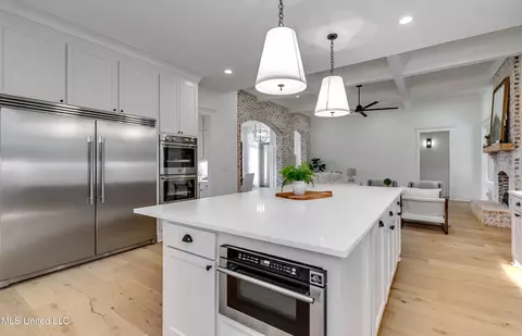 Kitchen - 517 Central Cir, Flowood, MS 39232 photo 4 of 7