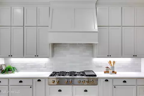 Kitchen - 517 Central Cir, Flowood, MS 39232 photo 3 of 7