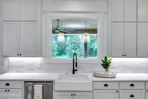 Kitchen - 517 Central Cir, Flowood, MS 39232 photo 6 of 7