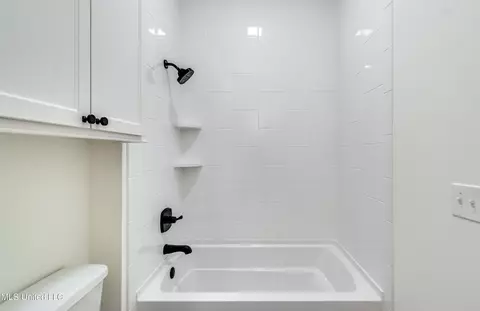 Bath - 517 Central Cir, Flowood, MS 39232 photo 1 of 11