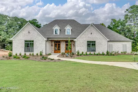 517 Central Cir, Flowood, MS 39232