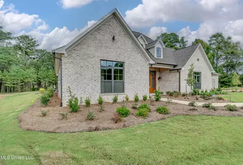 Exterior - 517 Central Cir, Flowood, MS 39232 photo 4 of 18