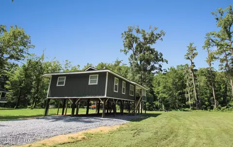 137 Hickory Ln, Lucedale, MS 39452