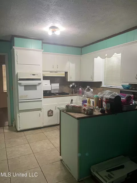 Kitchen - 425 Derrick St, Jackson, MS 39203 photo 1 of 3