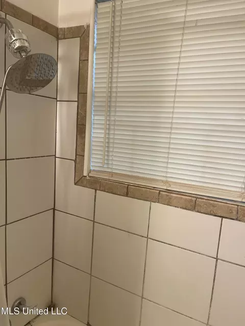 Bath - 425 Derrick St, Jackson, MS 39203 photo 2 of 2