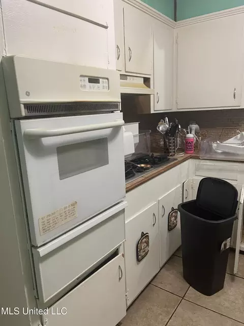 Kitchen - 425 Derrick St, Jackson, MS 39203 photo 2 of 3