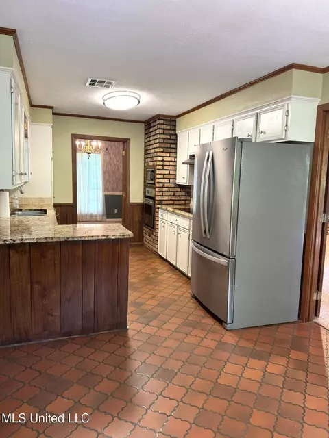 Kitchen - 58 Melanie Rd, Natchez, MS 39120 photo 6 of 8