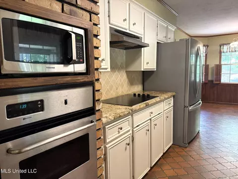 Kitchen - 58 Melanie Rd, Natchez, MS 39120 photo 7 of 8