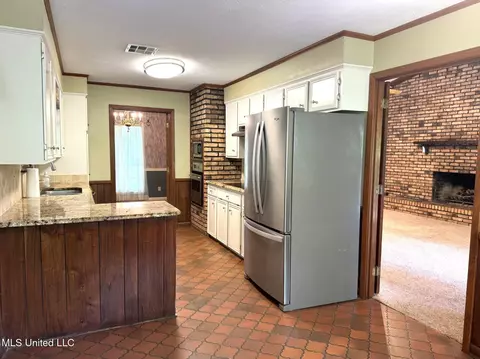 Kitchen - 58 Melanie Rd, Natchez, MS 39120 photo 5 of 8