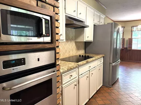 Kitchen - 58 Melanie Rd, Natchez, MS 39120 photo 4 of 8