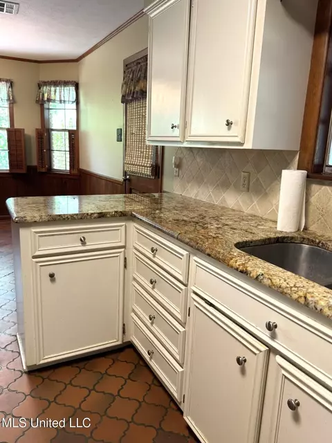 Kitchen - 58 Melanie Rd, Natchez, MS 39120 photo 8 of 8