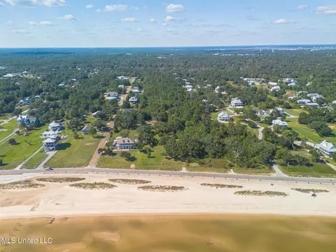 305 N Beach Blvd, Waveland, MS 39576