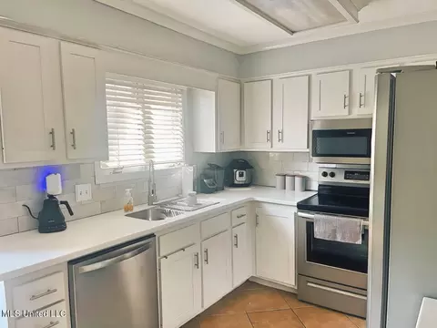 Kitchen - 26 Park Crest Pl, Jackson, MS 39211 photo 2 of 2