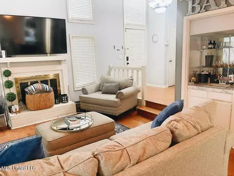 Living - 26 Park Crest Pl, Jackson, MS 39211 photo 1 of 1