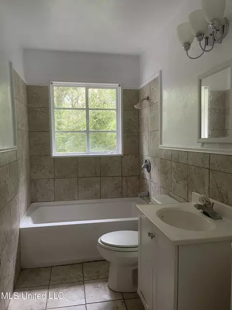 Bath - 2938 Oak Forest Dr, Jackson, MS 39212 photo 1 of 3
