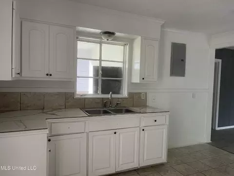 Kitchen - 2938 Oak Forest Dr, Jackson, MS 39212 photo 1 of 5