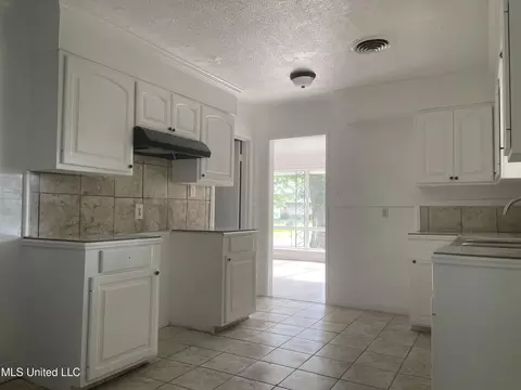 Kitchen - 2938 Oak Forest Dr, Jackson, MS 39212 photo 3 of 5