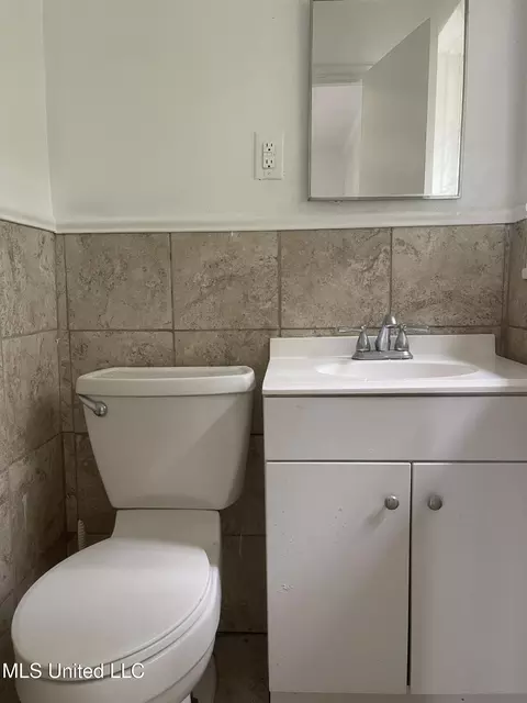 Bath - 2938 Oak Forest Dr, Jackson, MS 39212 photo 3 of 3
